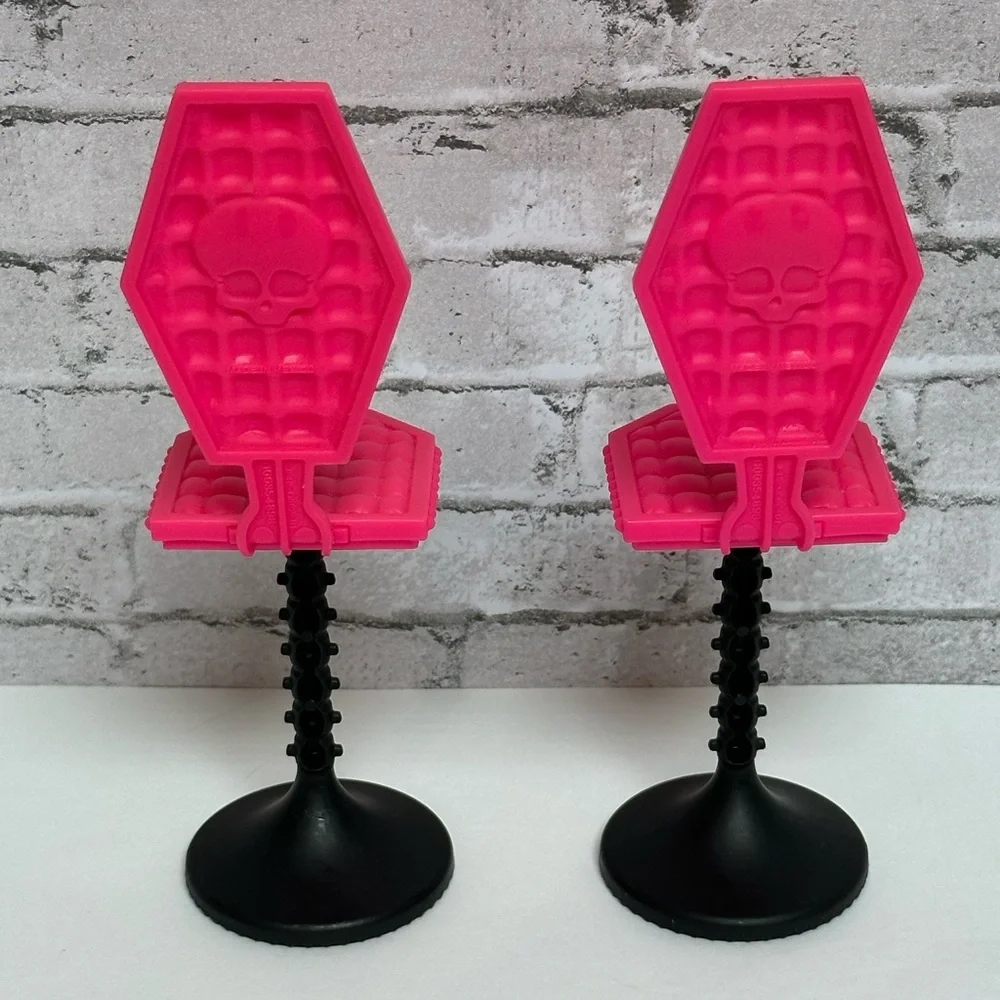 Monster High Deluxe Skeleton High Back Pedestal Chair Stool Pink Black